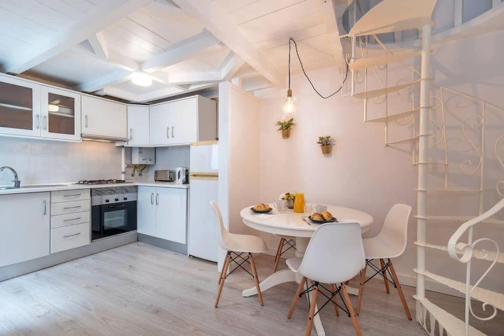 Duplex Lx Factory 2 Bedroom - Patio - Free Parking リスボン エクステリア 写真