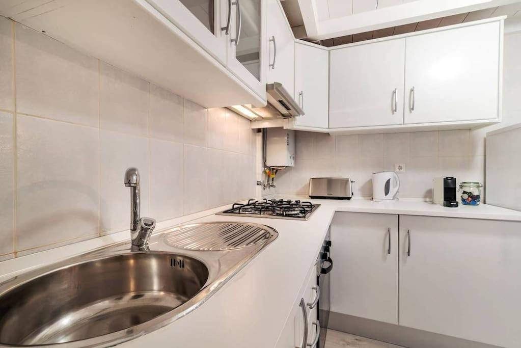 Duplex Lx Factory 2 Bedroom - Patio - Free Parking リスボン エクステリア 写真